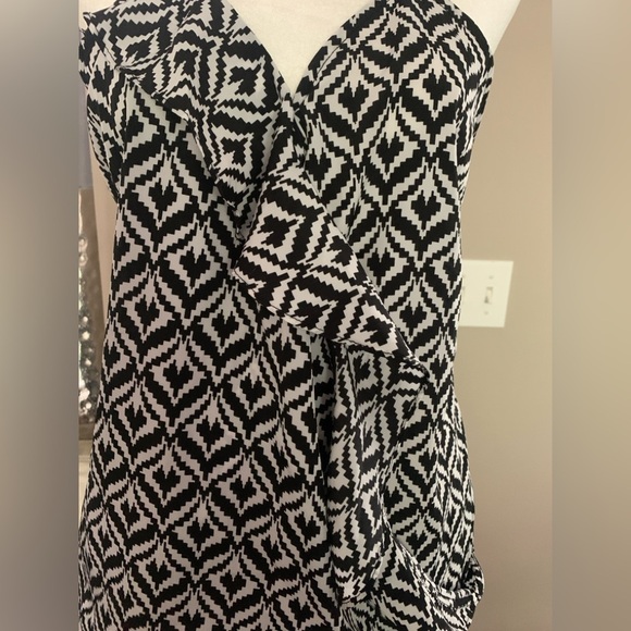 NYC Medium Black and White Patterned Women's Tank Blouse, EUC P2P 18” - Picture 2 of 5